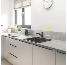 Küchenspüle mit schwarzer Armatur in moderner Küche