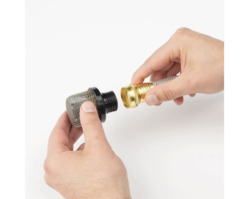 Filtre de jardin avec raccord de tuyau d''arrosage dans la main