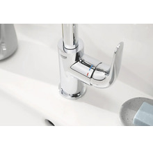 Glänzender Wasserhahn mit Grohe Logo auf einem Waschbecken