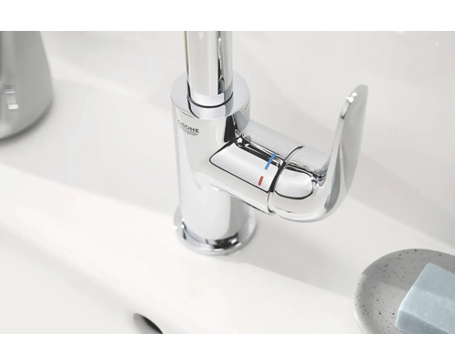 Glänzender Wasserhahn mit Grohe Logo auf einem Waschbecken