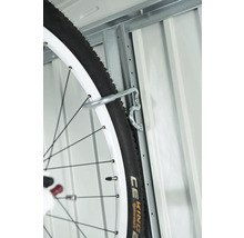 Support à vélo sur un mur métallique avec pneu de vélo