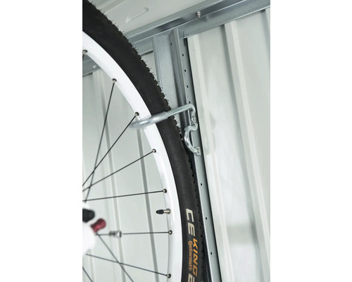 Support à vélo sur un mur métallique avec pneu de vélo