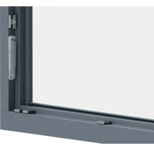 Detailansicht eines grauen Fensters mit Fenstergriff und Beschlägen