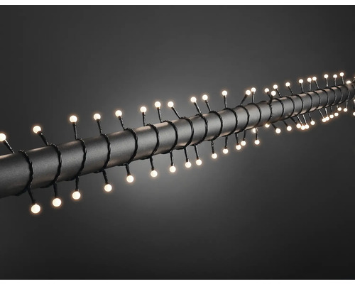 Guirlande lumineuse avec de petites lampes rondes sur un câble noir