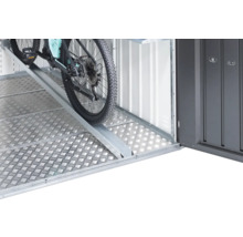 Fahrrad im Fahrradschuppen auf Rampe
