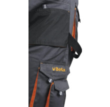 Détail d'un pantalon de travail avec poches et logo Beta