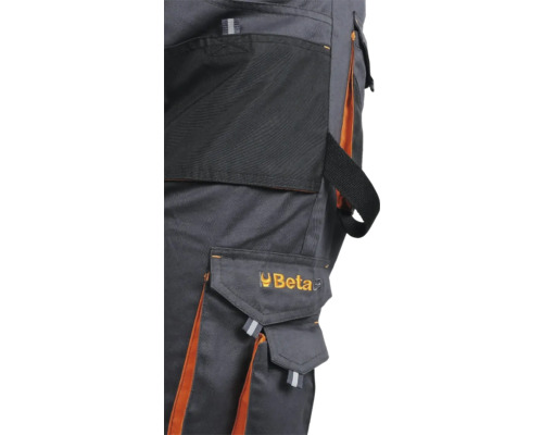 Détail d'un pantalon de travail avec poches et logo Beta