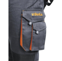 Gros plan d'un pantalon de travail avec poche et logo Beta