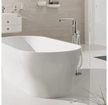 Freistehende Badewanne mit Armatur in einem Badezimmer.