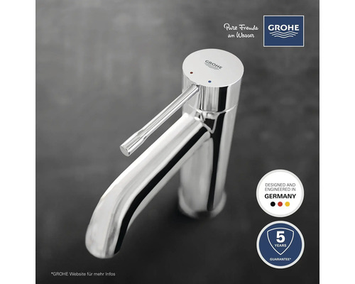 Glänzende Armatur für das Waschbecken mit Einhebelmischer und Grohe Logo