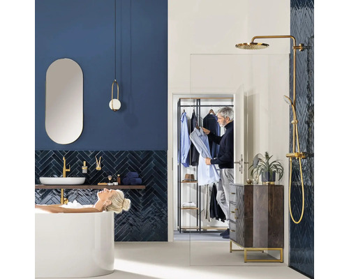 Modernes Badezimmer mit Badewanne, Waschtisch, Dusche und Ankleidebereich