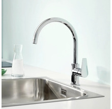 Küchenarmatur mit hohem Auslauf neben Spüle