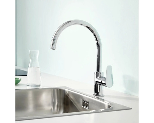 Küchenarmatur mit hohem Auslauf neben Spüle