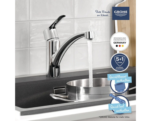 Küchenarmatur mit fließendem Wasser im Spülbecken, Grohe Logo, Hinweis auf fünf plus ein Jahr erweiterte Garantie, Hinweis auf QuickMount und QuickTool