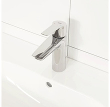 Robinet de lavabo sur un lavabo