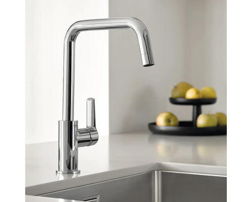 Robinet de cuisine en métal avec mitigeur monocommande sur un plan de travail