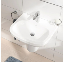 Image d''une salle de bains avec un lavabo, un anneau porte-serviettes, un robinet et un porte-savon.