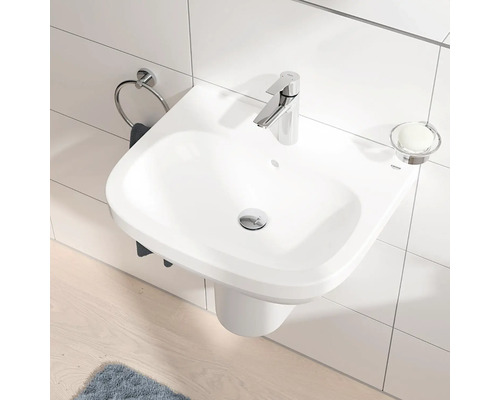 Image d''une salle de bains avec un lavabo, un anneau porte-serviettes, un robinet et un porte-savon.