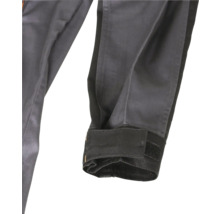 Détail d'une jambe de pantalon avec manchette et fermeture Velcro