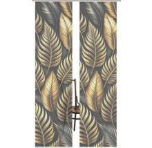 Schiebegardinen mit Blattmuster und Holzstuhl