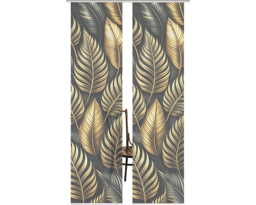 Schiebegardinen mit Blattmuster und Holzstuhl