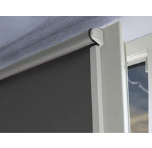 Grauer Rollladen am Fenster