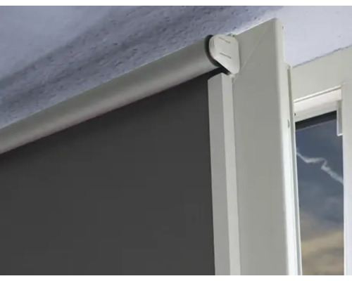 Grauer Rollladen am Fenster