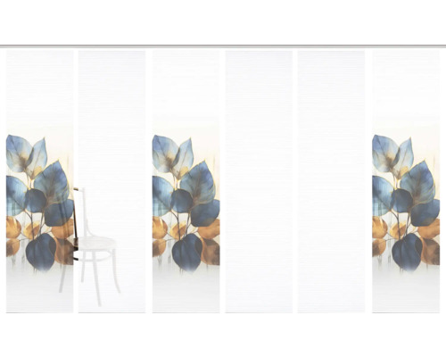 Schiebegardine mit Blattmotiv und Stuhl