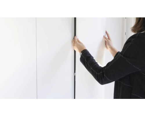 Femme ajustant une porte coulissante