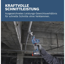 Akku-betriebene Säbelsäge schneidet ein Rohr