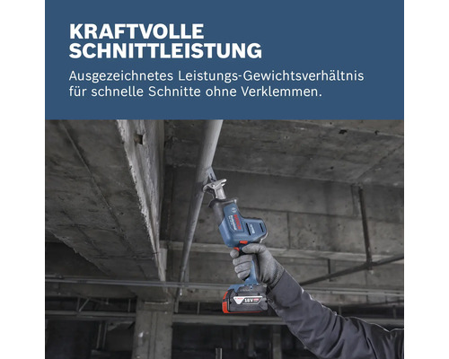 Akku-betriebene Säbelsäge schneidet ein Rohr