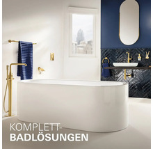 Helles Badezimmer mit Badewanne, Waschtisch und goldenen Armaturen