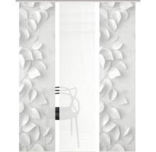 Schiebegardine mit Blätterdesign und Schiebegardine mit Streifendesign vor einem Stuhl