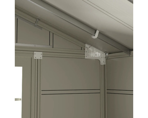 Innenansicht eines Gerätehauses mit Metallrahmen