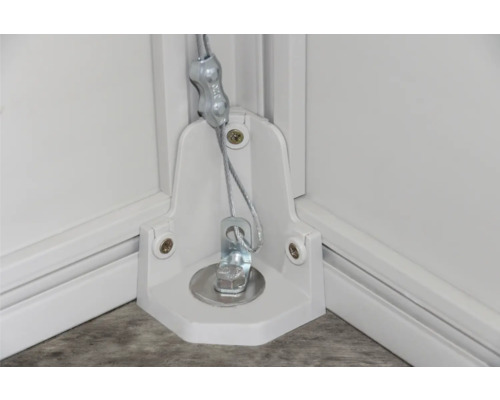 Vue détaillée d'un raccord d'angle avec fixation par câble métallique