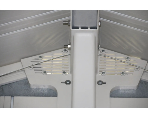 Vue détaillée de la structure métallique d'un abri de jardin avec grilles de ventilation et éléments de fixation.