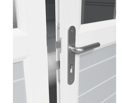 Geöffnete weisse Tür mit silberfarbener Türklinke und Schloss