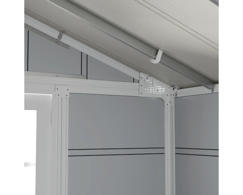 Detailansicht des Innenraums eines Gerätehauses mit Metallrahmen und Dach