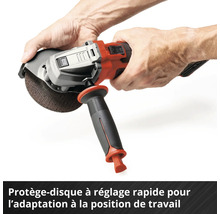 Mains tenant une meuleuse d'angle avec capot de protection