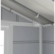 Vue détaillée de l'intérieur d'un abri de jardin avec cadre métallique et structure de plafond.