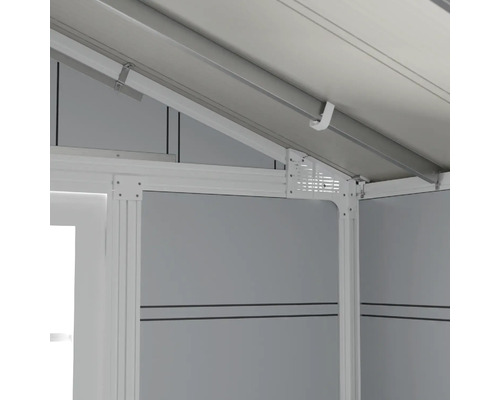 Vue détaillée de l'intérieur d'un abri de jardin avec cadre métallique et structure de plafond.
