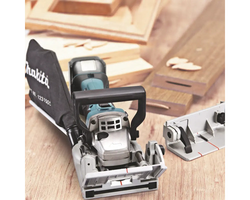 Fraiseuse à rainures Makita avec sac à poussière sur une surface en bois