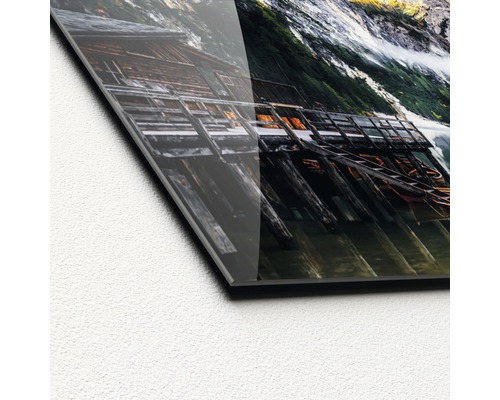 Gros plan d''une photo sur verre acrylique représentant un lac de montagne et une jetée en bois