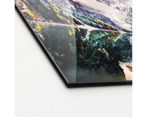 Detailansicht eines Glasbildes mit einem Bergsee-Motiv