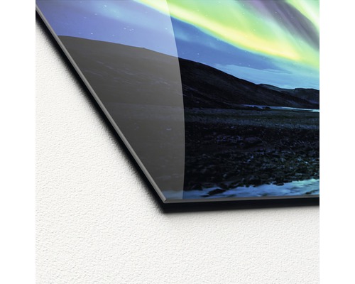 Detailaufnahme eines Acrylglasbildes mit einem Motiv der Nordlichter über einer Berglandschaft