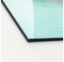 Detailansicht einer Acrylglasplatte mit abstrakter Grafik