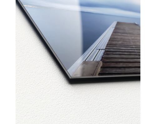 Gros plan d''une plaque en verre acrylique avec un motif de ponton en bois au bord de l''eau.