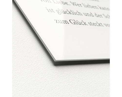 Vue détaillée d''une plaque de texte sur un mur