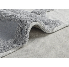 Detailansicht eines grauen Teppichs mit Textur