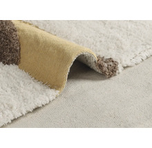 Detailansicht eines Teppichs mit geometrischem Muster und hochflorigem Gewebe